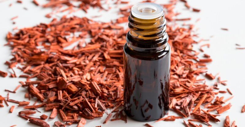 Sandalwood essential oil restores the skin's moisture balance