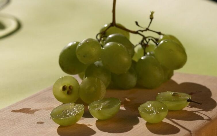 Strengthen the mask with grapes