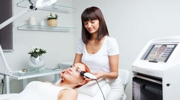 The specialist will perform a skin rejuvenation session with the device